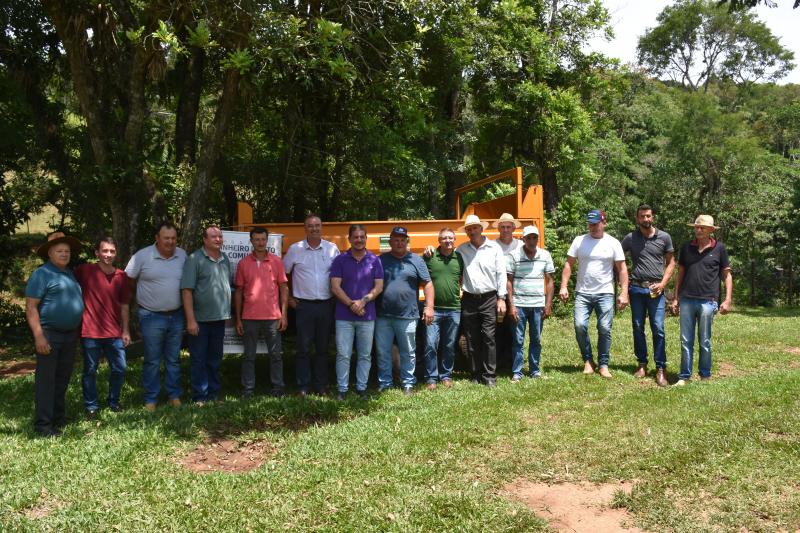 Associação da Colônia Santa Cruz recebe carreta nova